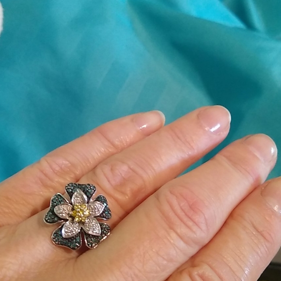 Affinity Diamond Flower Ring - Picture 2 of 8